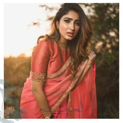 Actress Saanya Iyer looks ethereal in this calming orange-peach pure organza saree. The fabric is hand-embroidered with beads and zardosi in a delicate pattern.