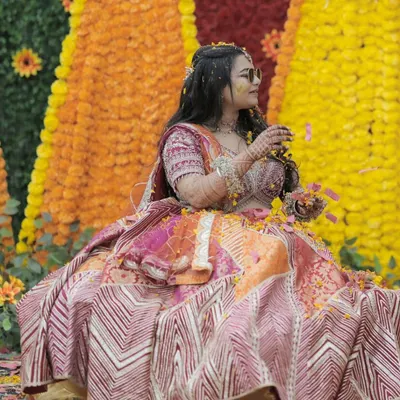 This Haldi bride is a ray of sunshine. Her makeup is subtle and glowing, with a focus on fresh skin that looks beautiful even with haldi on her face.