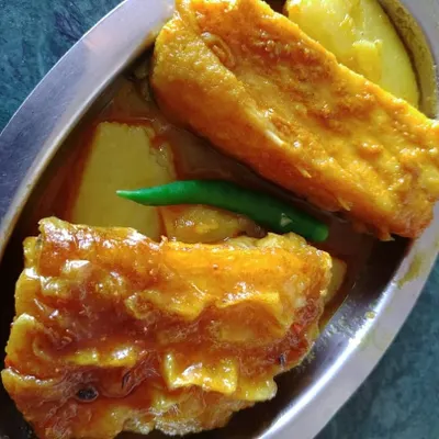 Aloo diye Katla Maachher Patla Jhol, a light and comforting carp curry with potatoes. It not only rhymes beautifully in Bengali but is also incredibly soothing to the palate. Enjoy this simple fish curry with warm rice and a squeeze of lemon.