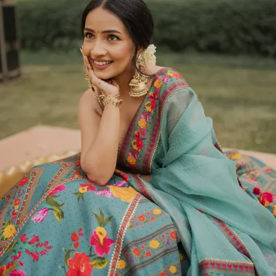 Shubhangi’s Haldi look was a beautiful blend of tradition and modernity. Her fresh, dewy makeup perfectly complemented her floral Torani lehenga and the gajra in her hair.
