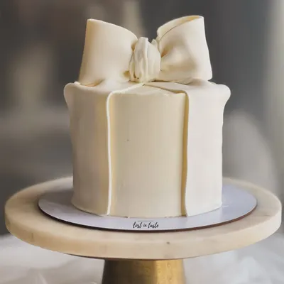 The minimalist bow cake is a true statement of modern elegance. Its clean lines and perfectly crafted buttercream bow make it a sophisticated choice for any event.