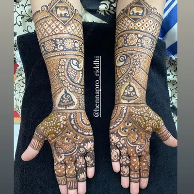 This elbow-length design is perfect for semi-bridal occasions. It features a mix of classic elements like peacocks, elephants, bells, and intricate jaal patterns for a full and festive look.