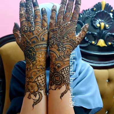 A full-coverage bridal design shown right after application. I love combining bold floral work with delicate jaali (net) patterns to create a rich and detailed look.
