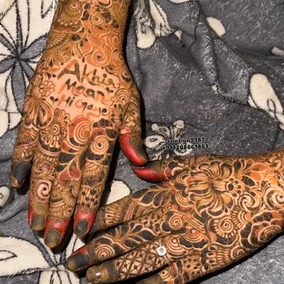 A close-up of the "Akhir Maan Hi Gaye" design. It's a fun and quirky way to add your personality to your bridal mehendi.
