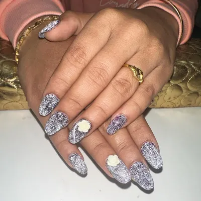 This set features a stunning silver "disco ball" glitter effect that reflects light from every angle. A subtle 3D rose on the accent nail adds a soft touch to the dazzling look.
