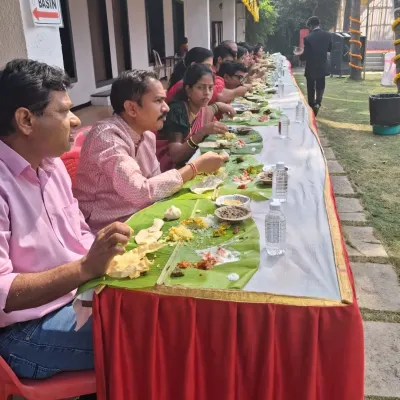 For a truly traditional feel, I offer pangat service. At this wedding in Uran, guests enjoyed an authentic meal served on banana leaves, which adds a special touch to the occasion.