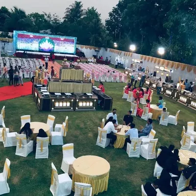 For a truly grand celebration, consider this destination wedding setup at Shrusti Farm House & Resort in Panvel. This venue can accommodate over 1000 guests, making it ideal for large-scale weddings with an open-air feel.