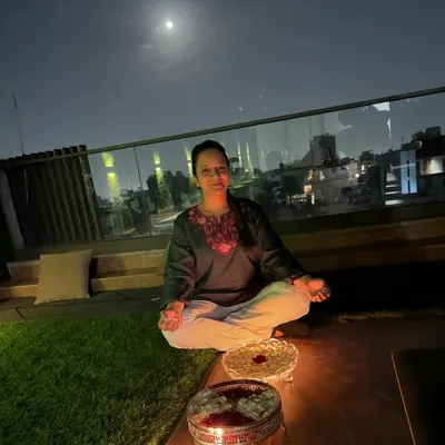 Under a radiant full moon, I guide a meditation to align the chakras and release what holds us back. This is a moment of pure gratitude, connecting with the universe's light.