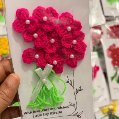 This is a handmade thank you card featuring a 3D bouquet of bright pink crochet flowers. I can customize the message, making it perfect for teachers, friends, or event guests.