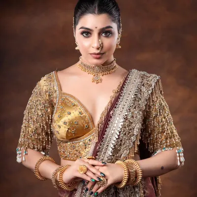 Is it my vibe or are you just blown away by my pallu? This shot captures the stunning detail of a heavily embroidered blouse and saree, a perfect look for a bride or wedding guest.