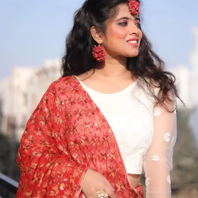 This Haldi makeup is all about looking fresh and natural. I used a light base to let the skin's texture show through, with a pop of pink on the eyes and lips to match the floral jewelry.