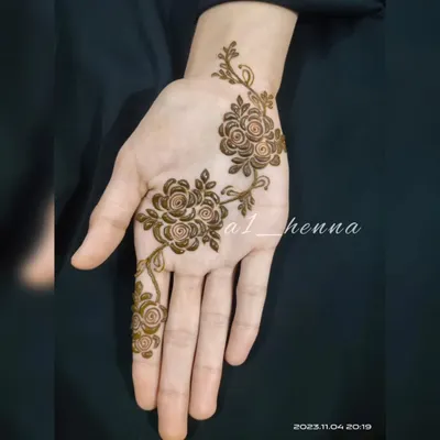 This simple floral vine is a perfect example of minimalist mehndi. It's elegant, quick to apply, and a great starting point for learning control and flow.