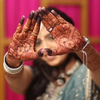 The beautiful, dark stain of an engagement mehendi, perfectly captured by the photographer. This is the result of natural henna and proper aftercare.