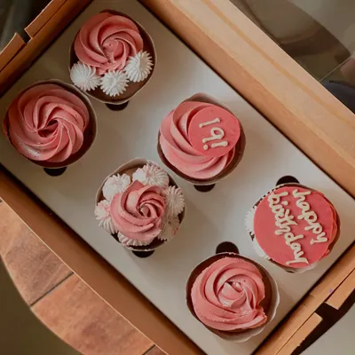A pretty box of pink cupcakes for a 19th birthday. I used a mix of piped roses and fondant plaques with the age and a birthday wish.