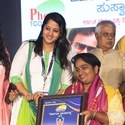 A cherished moment for me, receiving the Karnataka Chaya Ratna Award on stage. This recognition from my peers is an honor I share with every client who trusts me with their memories.
