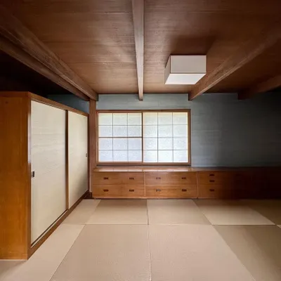 The interior of the Umbrella House by Japanese architect Kazuo Shinohara. The serene composition of tatami mats, shoji screens, and beautifully crafted wood joinery is a profound example of how to create tranquil and flexible living spaces.
