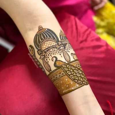 A beautiful and elegant armband design, featuring a palace dome and a peacock. Perfect for a guest or bridesmaid who wants something unique.