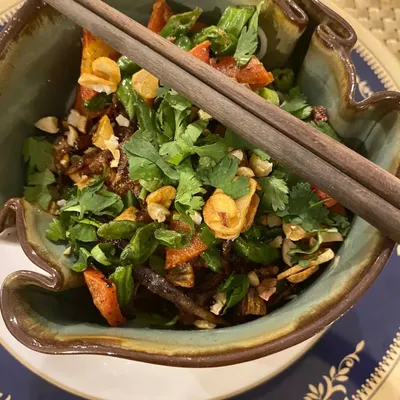A comforting bowl of our vegetarian Khow Suey. This Burmese noodle soup has a creamy coconut milk base and is served with an array of delicious toppings for you to customize.
