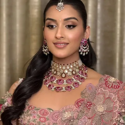 There's something truly special about a bride's reception look. For Mehak, we went with soft, sparkly eyes, flawless skin, and a radiant glow that shines from within.