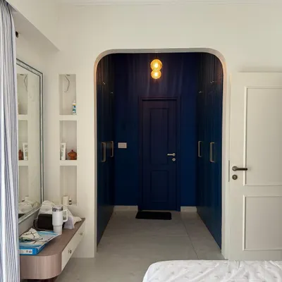This arch said: curves + midnight blue = instant drama. A stunning entryway leading to a walk-in closet, making a bold statement right from the bedroom.