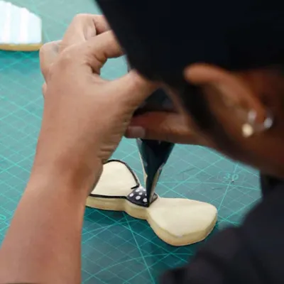 This is what my hands on workshops are all about. You will get to sit down and learn techniques like piping details on sugar cookies right alongside me.