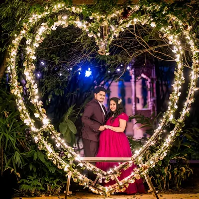 Our large, heart-shaped light installation is a centerpiece for romantic night photography, framing couples beautifully against the dark garden backdrop.