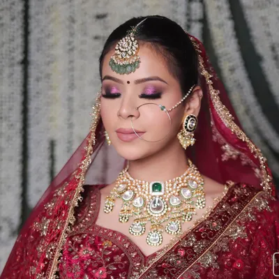 This holographic eyeshadow deserved its own moment. It's a modern twist on a classic bridal look, adding a multi-dimensional shimmer that is truly captivating and changes with the light.