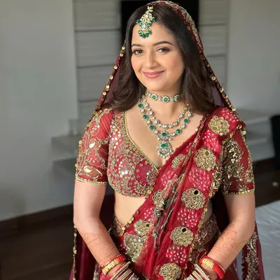 For this bride in her dreamy red ensemble, we went for a soft glam that still turned heads. The look features a flawless base, softly sculpted cheeks, and muted shimmer on the eyes for an ethereal and lasting finish.