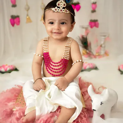 A sweet smile from a little Krishna. My Janmashtami mini-sessions are designed to be fun for the little ones, resulting in adorable and festive portraits.