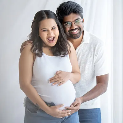 I just love the pure, spontaneous joy in this shot. A casual outfit, a bright backdrop, and a whole lot of laughter make for a perfect, personality-filled maternity portrait.