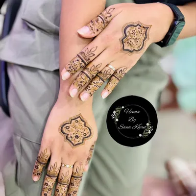 This modern design features Moroccan-inspired geometric motifs on the back of the hand and fingers. It's a chic and stylish alternative to traditional floral patterns.