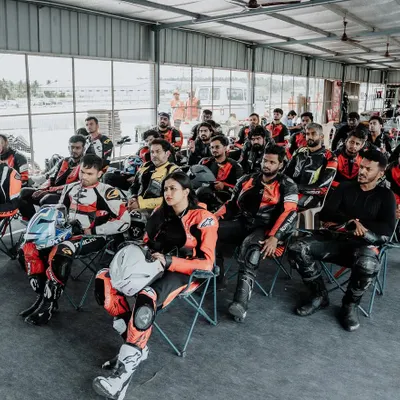 The day begins with a focused classroom session. Here, riders of all levels come together to learn the core principles before putting them into practice.