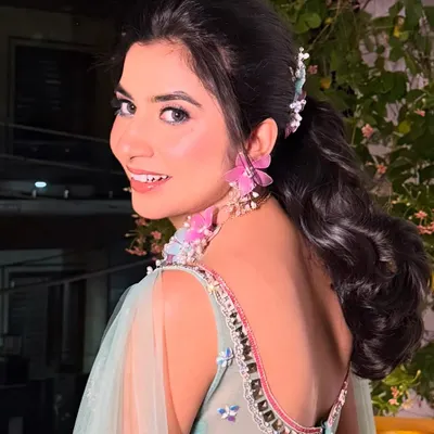 Surbhi, looking fresh and beautiful for her Mehendi. The pink floral jewelry is complemented by soft pink tones in her makeup.