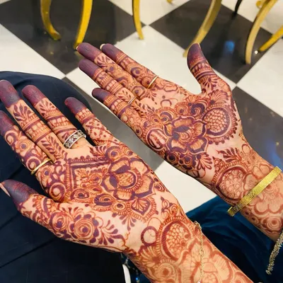 This is the gorgeous, mature stain from a floral bridal design. The deep maroon color highlights the intricate details of the roses and leaves, achieved with my all-natural henna.