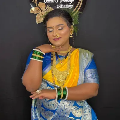 A stunning makeup demonstration on a dusky skin model. This look celebrates her deep skin tone with a golden glow, shimmering eyes, and a perfectly matched base.
