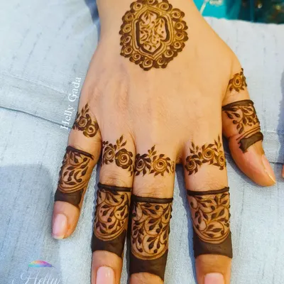 A unique and minimal design, perfect for a bride-to-be or her friends. The delicate finger work and central motif look incredibly beautiful and chic.