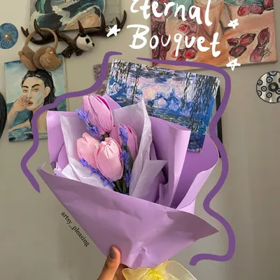 This is an "Eternal Bouquet" I created, combining a painting with beautiful faux flowers. It's a gift that truly lasts forever.