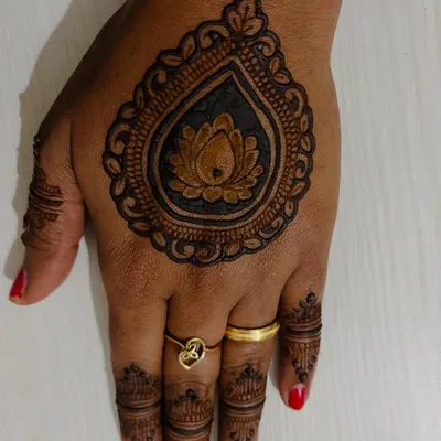 A beautiful and bold lotus motif for the back of the hand. This style is perfect for engagements or as a statement piece for any celebration.