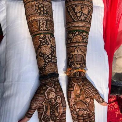 This is the heart of my personalized work. I can create detailed portraits of the bride and groom, making your mehndi a true keepsake of your wedding day.