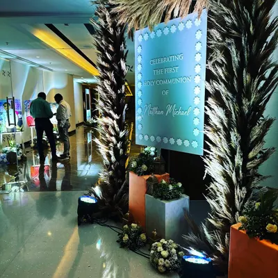 A modern and elegant welcome arch for a winter event. The design uses pampas grass and subtle lighting to create a PERFECT memory for any special occasion at venues like Four Points Vashi.