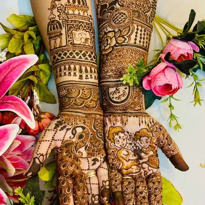 This Rakshabandhan design tells a story of sibling love. One arm features a brother and sister, while the other showcases a grand palace scene, blending personal moments with intricate art.