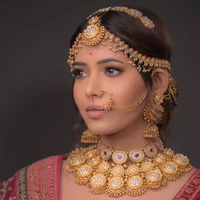 A stunning example of a classic North Indian bridal look. My students learn to master the art of the smokey eye, pair it with bold jewelry, and create a cohesive, regal aesthetic.