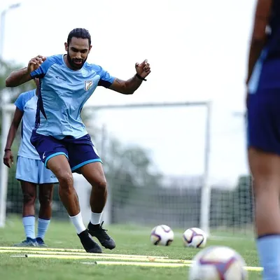 A dream come true. Here I am leading a conditioning session with the Indian National Women's Football Team. Applying my principles of movement and strength on the field with elite athletes is the culmination of years of dedication to the process.
