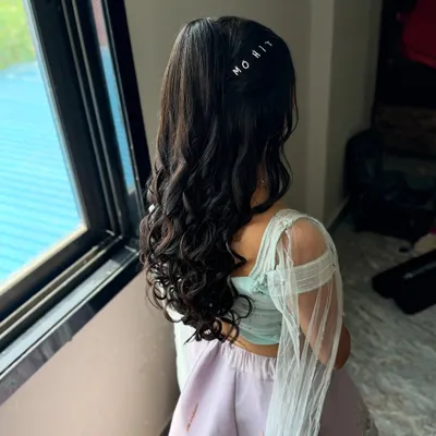 A personal touch to her hairstyle. This custom name pin adds a unique and romantic element to her soft curls.
