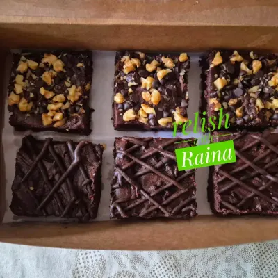 A box of my assorted eggless Ragi Brownies. This one includes Choco-walnut, Double Chocolate, and Nutella drizzle flavours, all made with healthy ragi flour.