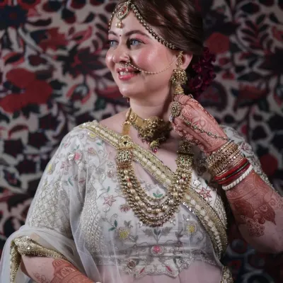 A close-up of our minimalist bride, Pooja. Her Phera look was centered on natural radiance, with soft eye makeup and a flawless base that let her skin shine through. The traditional matha patti and nath complete this elegant Gujarati bridal style.
