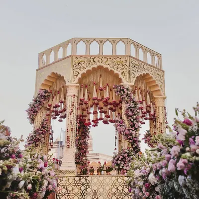 A breathtaking, intricately carved mandap set against the iconic Taj Mahal Palace. We worked with our decor partners to create a structure that felt both grand and divinely beautiful.