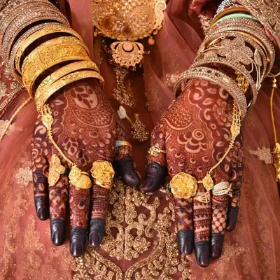 This is the result of my natural henna after the paste has been removed. The deep, rich color on the bride's hands, adorned with gold jewelry, is completely natural. No filters are ever needed.