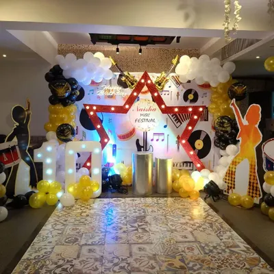 For this musical-themed birthday, we provided a complete package. The decor included a large star-shaped marquee light and musician silhouettes, and we also arranged for various activity stalls.