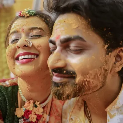 Pure, unadulterated joy! This is what a Haldi ceremony is all about. We love capturing these close-ups where the couple is just lost in laughter and covered in turmeric.